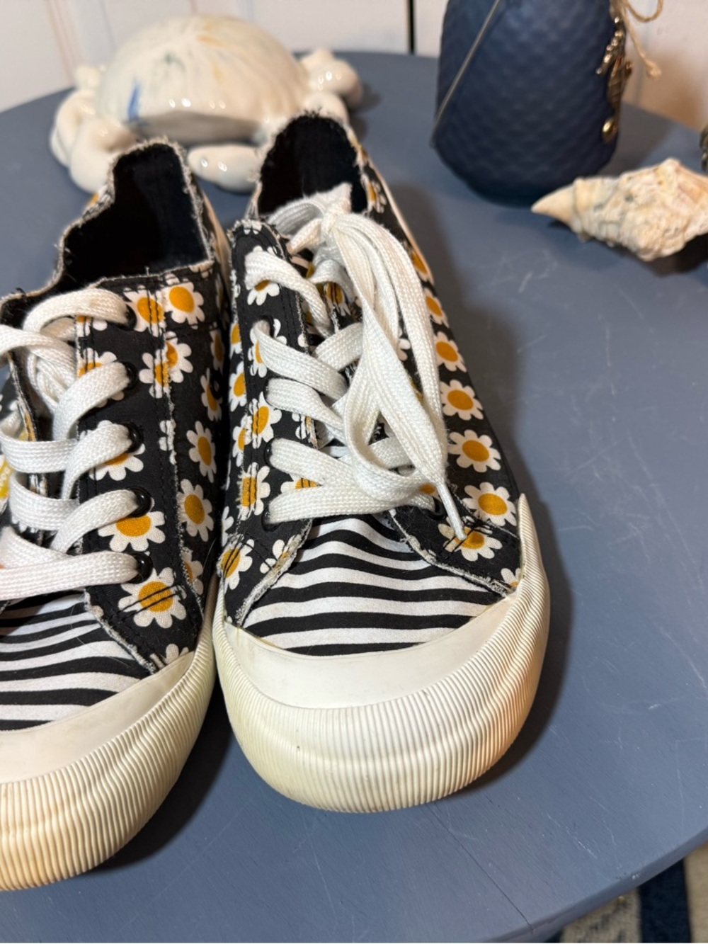 Rocket Dog Black Canvas Sneakers with White & Yellow Daisy Print 10 - Picture 4 of 7